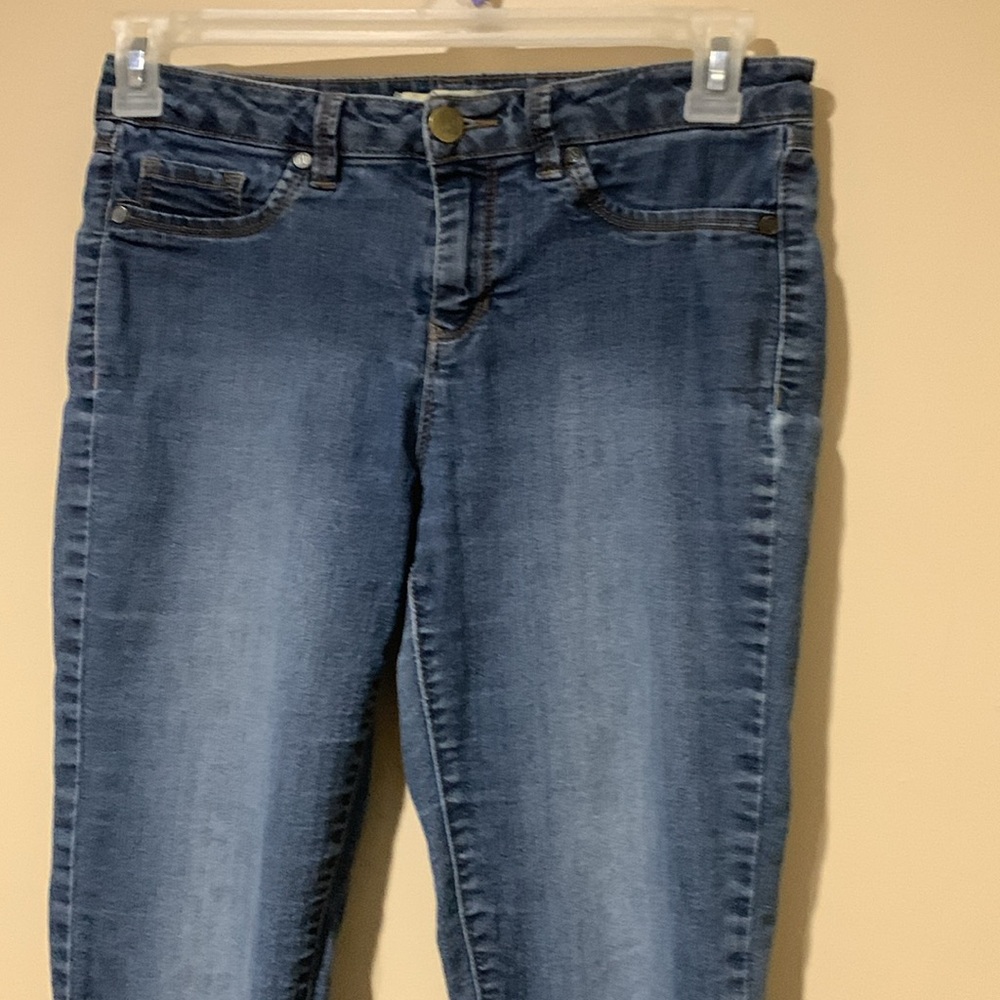 d. Jeans - Picture 5 of 9
